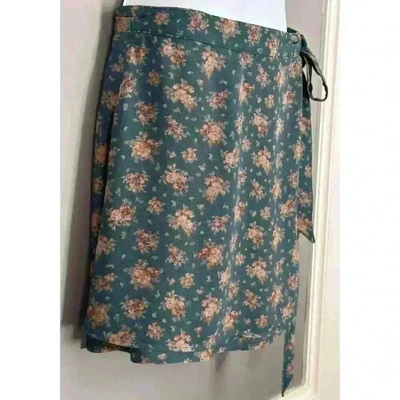 American Eagle Mini Floral Skirt (405) - Picture 4 of 11